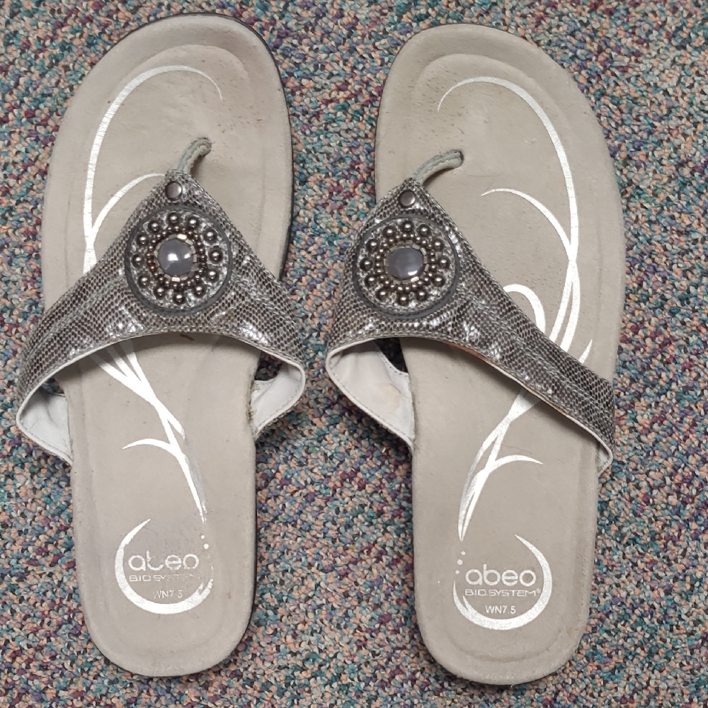 Like New ABEO B.I.O.system Snakeskin Medallion Flip Flop Sandals 7.5N